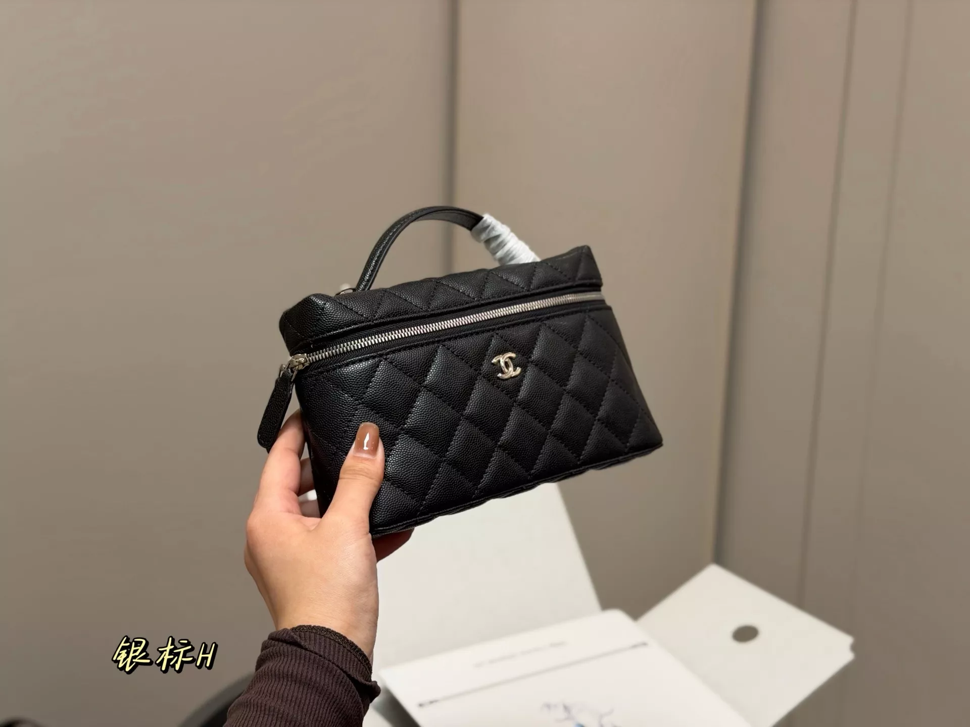 샤넬 퀼팅 디테일 호보 스타일 백 상세 이미지 2