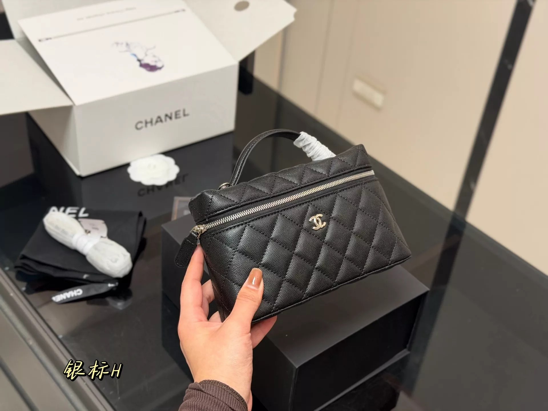 샤넬 퀼팅 디테일 호보 스타일 백 상세 이미지 5