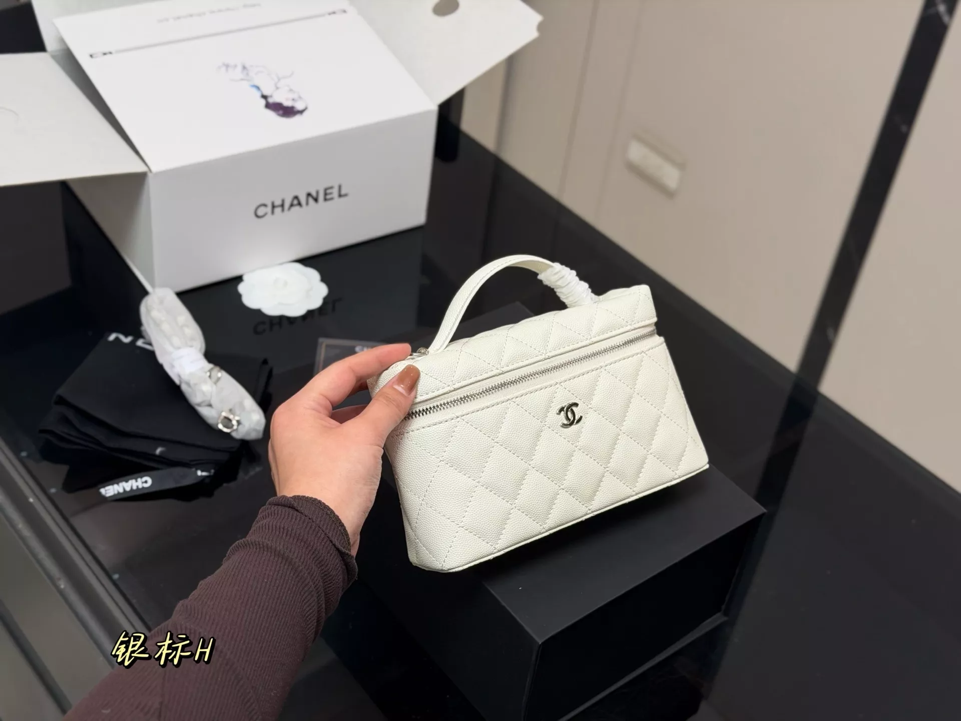 샤넬 퀼팅 디테일 호보 스타일 백 상세 이미지 10
