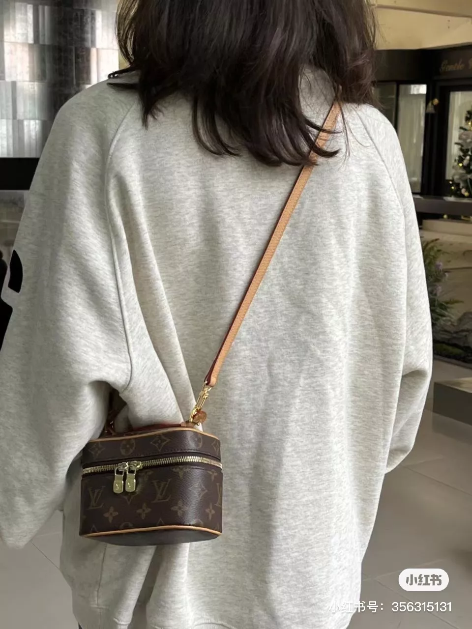 루이비통 하드 쉐입 미니 코스메틱 백 상세 이미지 11
