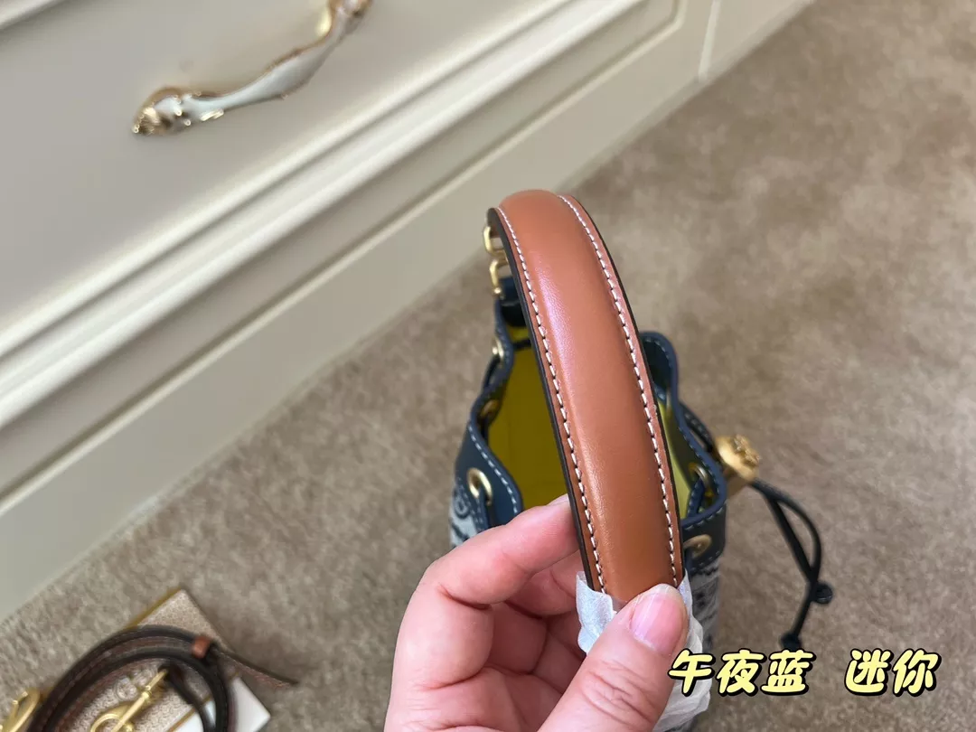 토리버치 모노그램 드로스트링 미니 숄더백 상세 이미지 4
