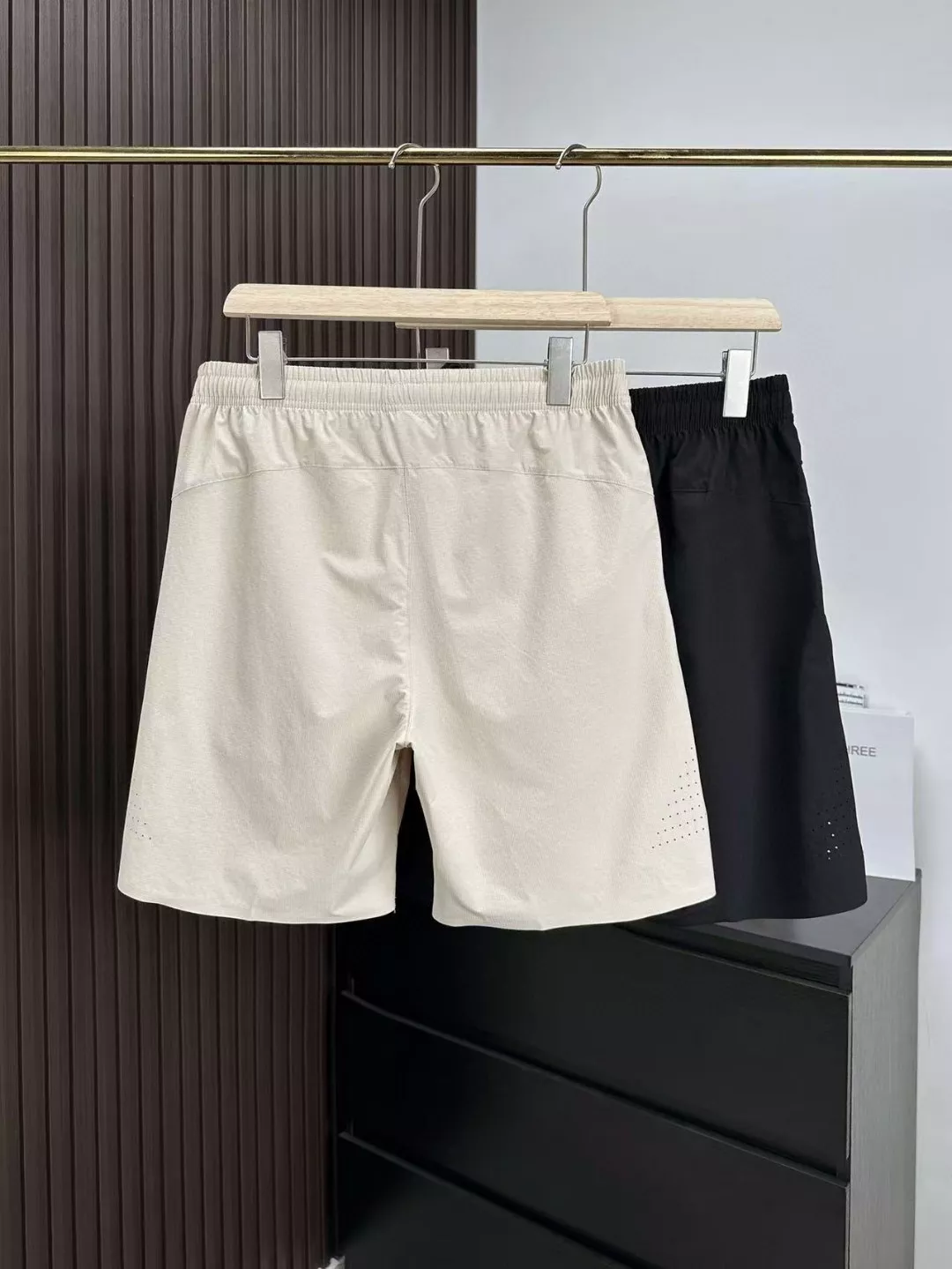 데상트 레이저 펀칭 우븐 스포츠 반바지 상세 이미지 2