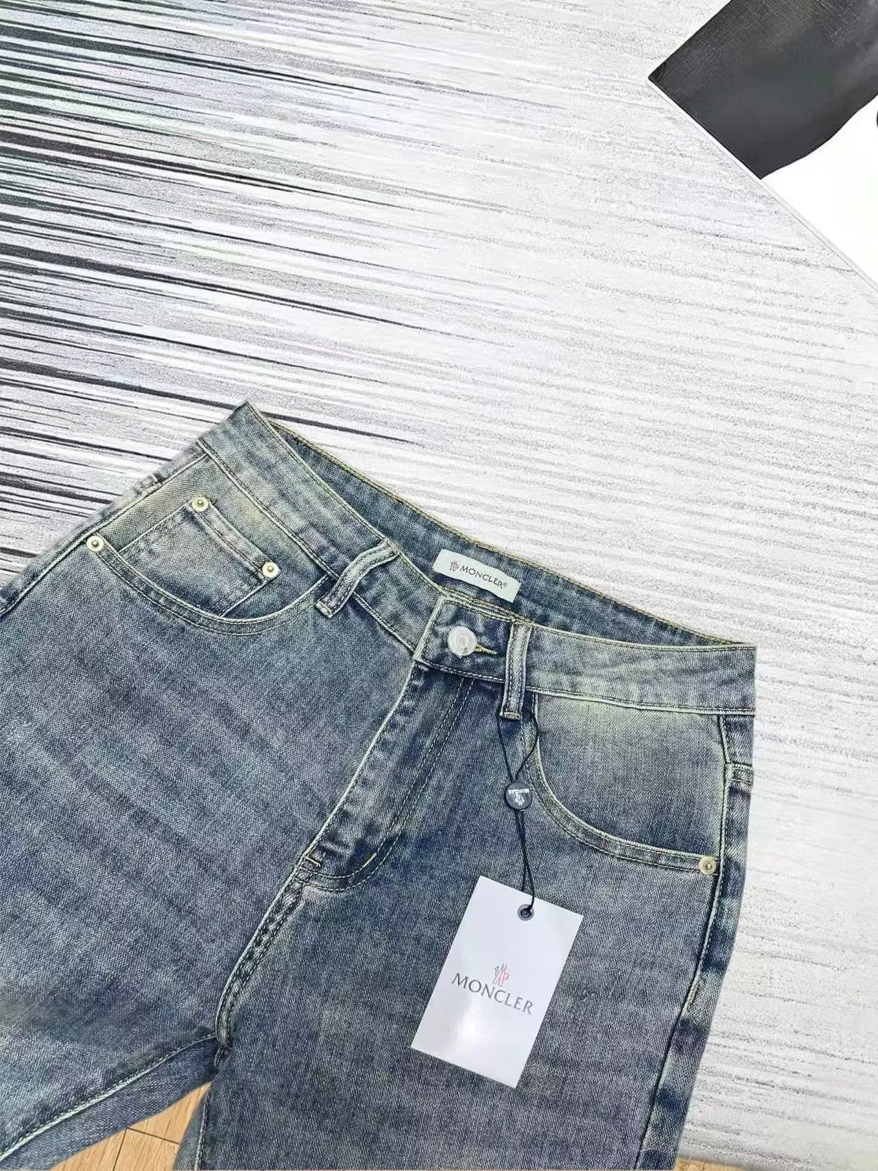 몽클레어 슬림핏 워싱 청바지 상세 이미지 6