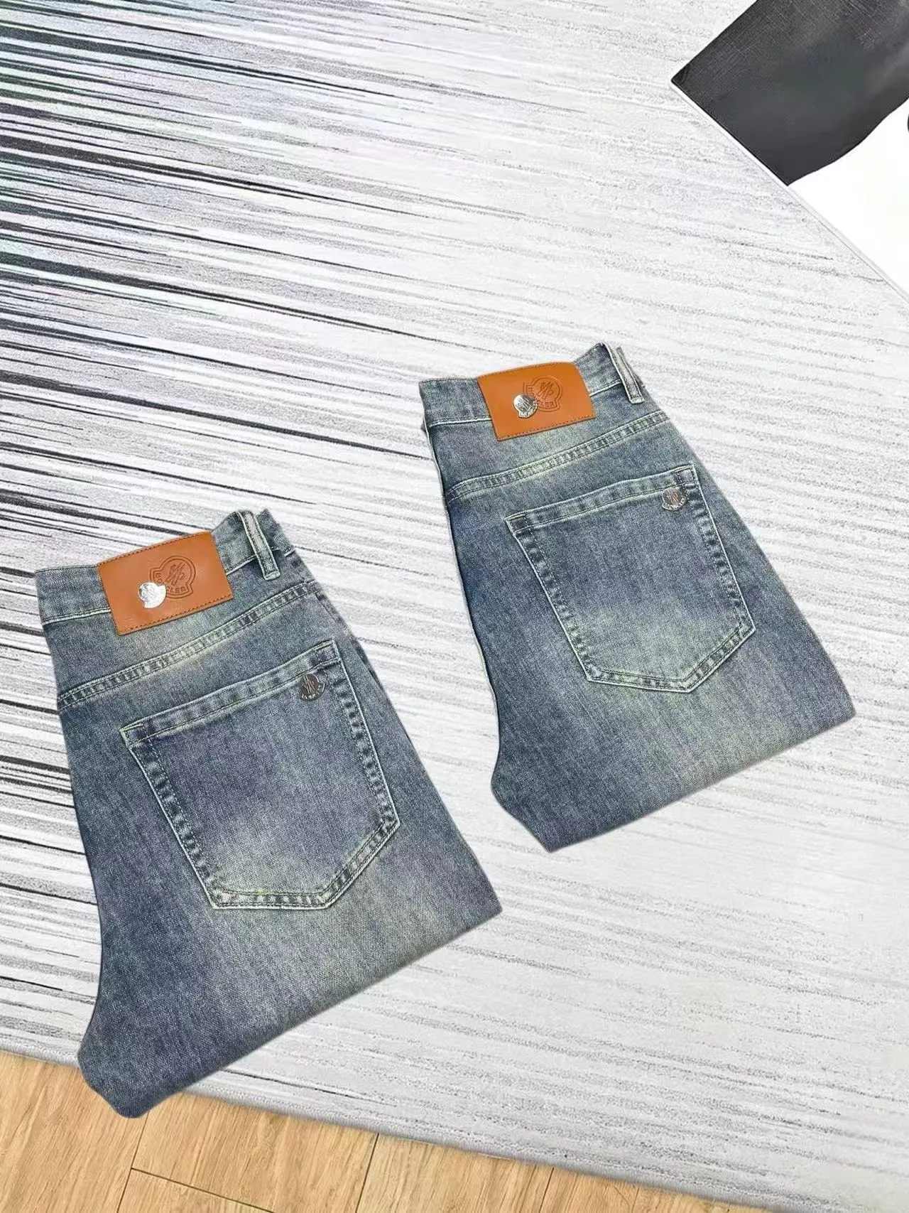 몽클레어 슬림핏 워싱 청바지 상세 이미지 3