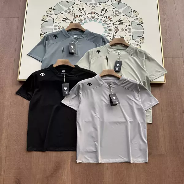 데상트 아웃도어 무드의 반팔 상의