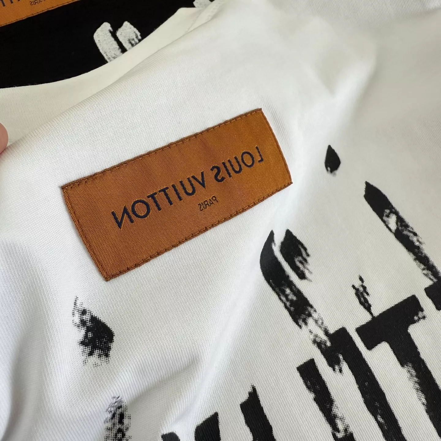 루이비통 로고 자수 프린트 코튼 반팔 상의 상세 이미지 11