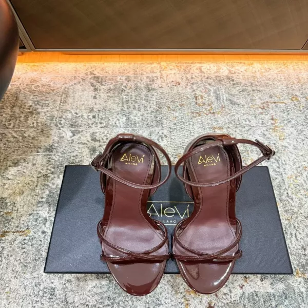 알레비 에나멜 스트랩 힐 샌들