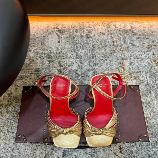 발렌티노 골드 컬러 앵클 스트랩 샌들
