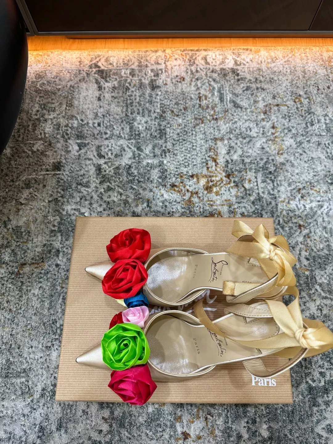 크리스찬루부탱 로즈 장식 포인트 힐 상세 이미지 2