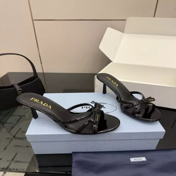프라다 미니멀 스트랩 오픈토 샌들