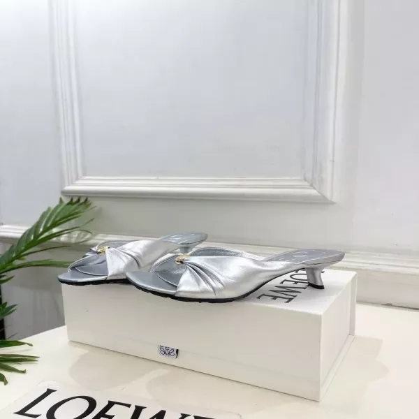 로에베 페블 포인트 장식 셔링 뮬