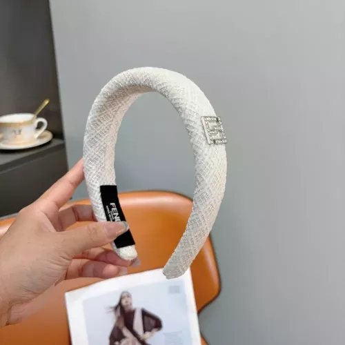 펜디 복고 무드 발굴 스타일 머리띠