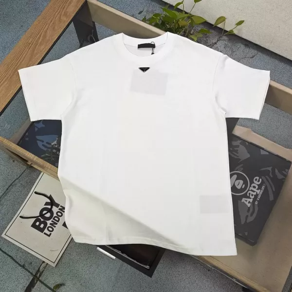 프라다 메탈 삼각 로고 포인트 반팔 탑