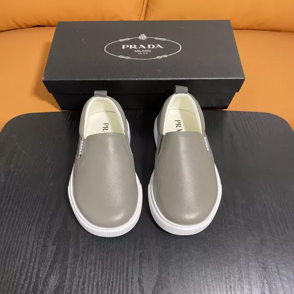 프라다 리치 그레인 가죽 슬립온 스니커즈