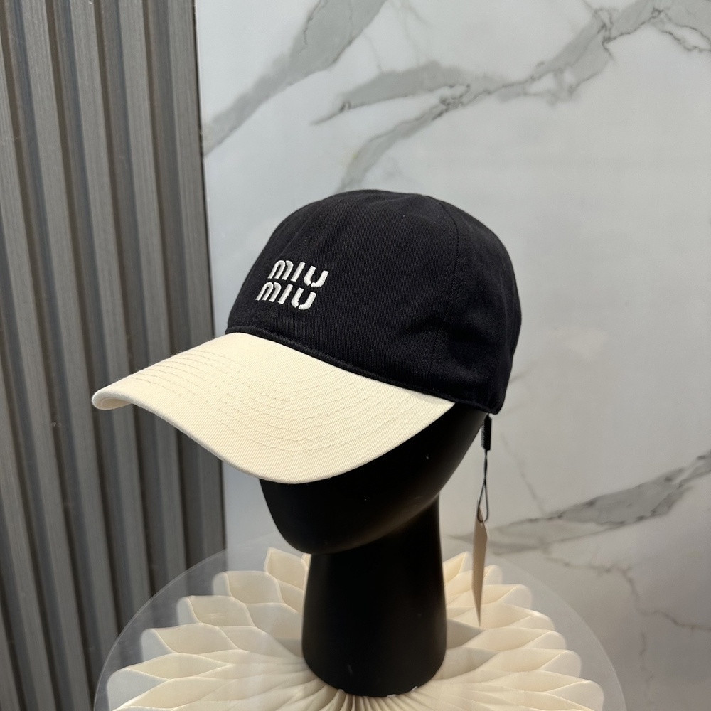 미우미우 배색 자수 포인트 모자