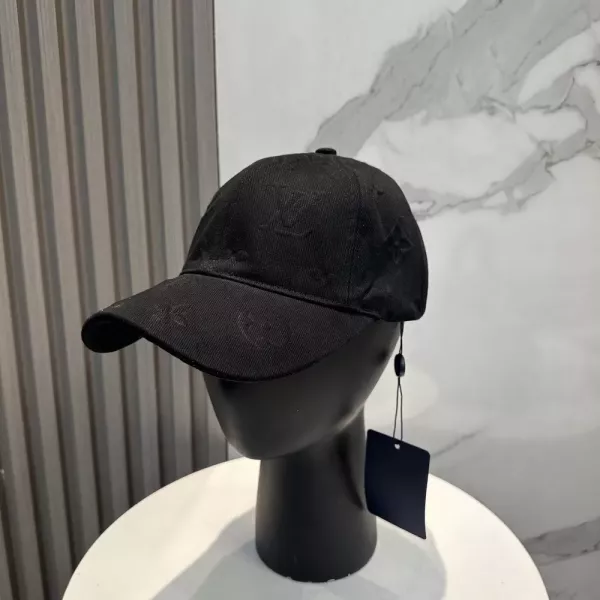 루이비통 모노그램 디테일의 베이직 캡