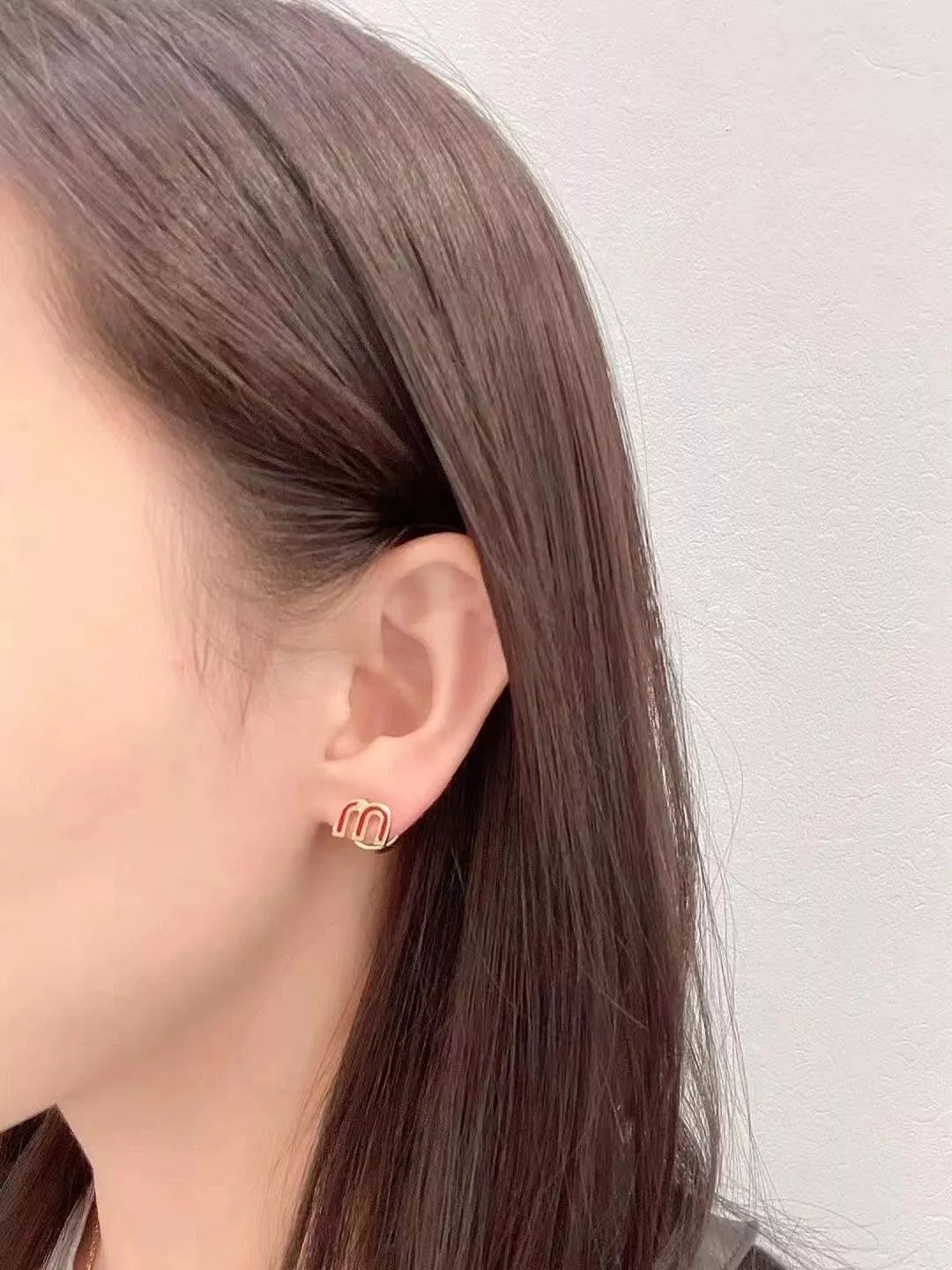 미우미우 컬러 에나멜 로고 이어링 상세 이미지 20