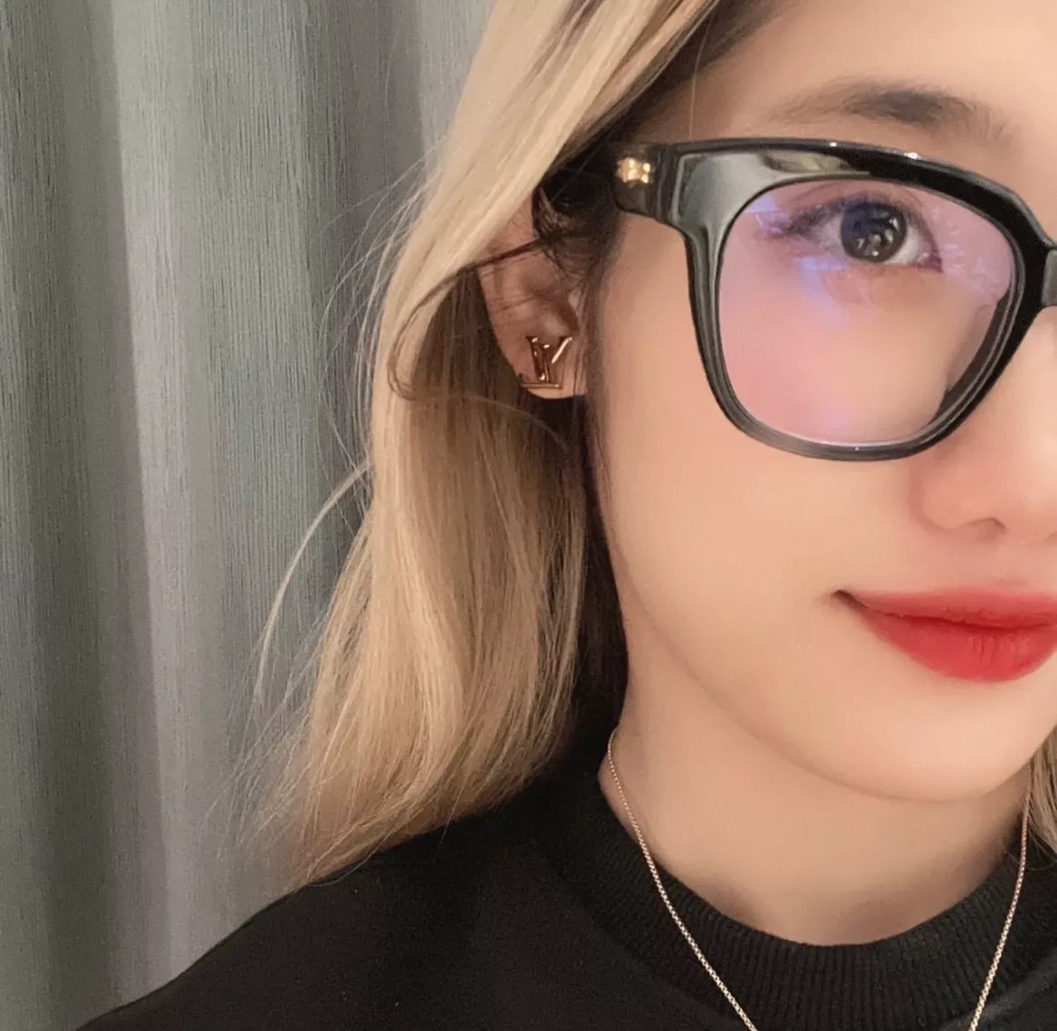 루이비통 로고 이어 스터드 상세 이미지 24