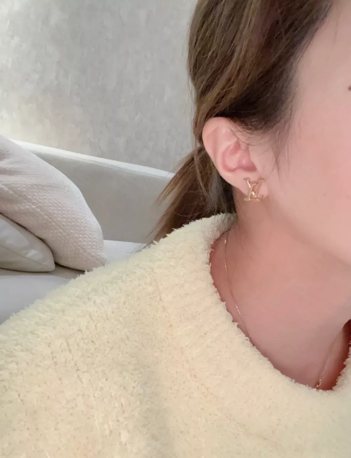 루이비통 로고 이어 스터드 상세 이미지 17