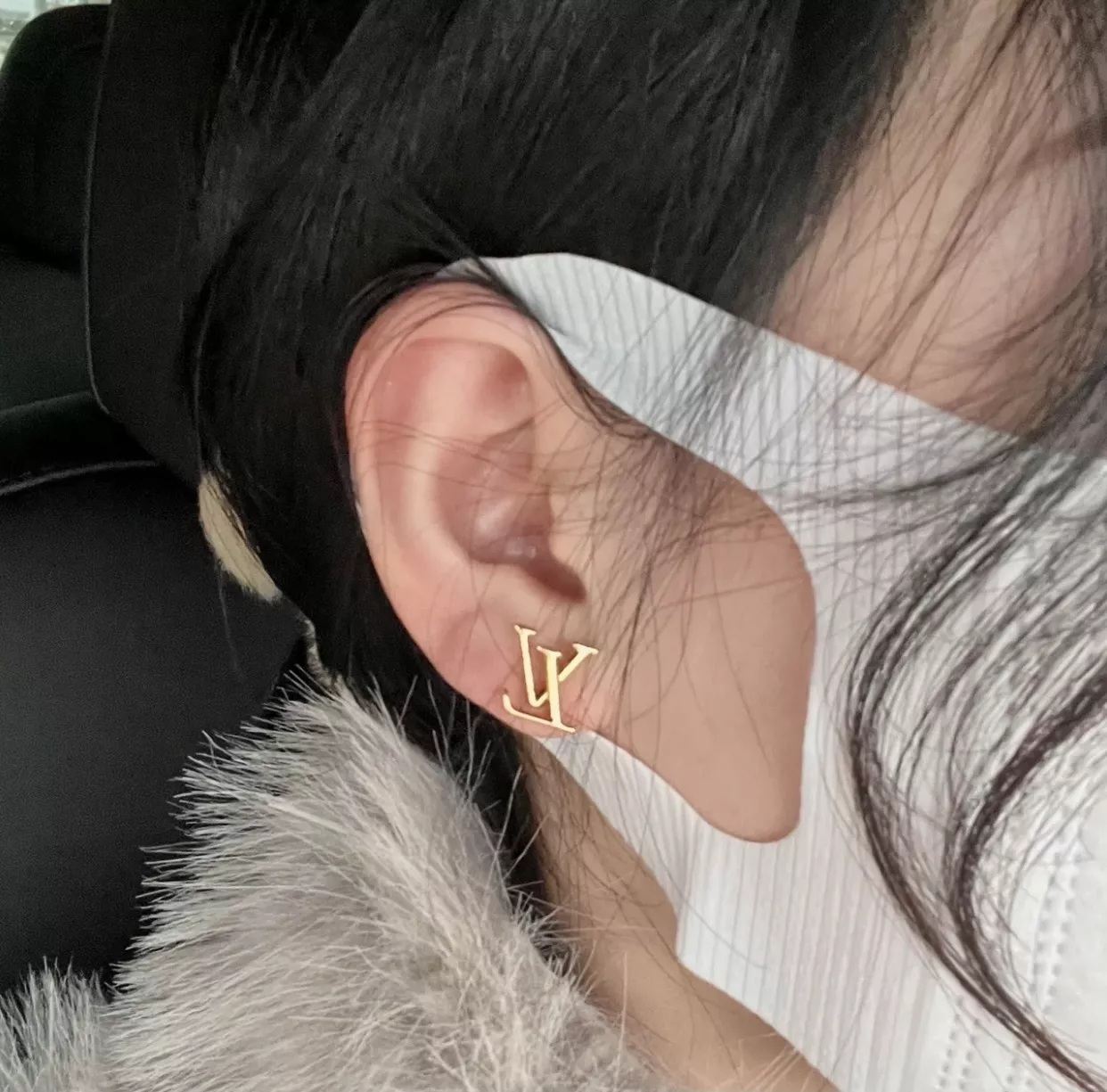 루이비통 로고 이어 스터드 상세 이미지 14