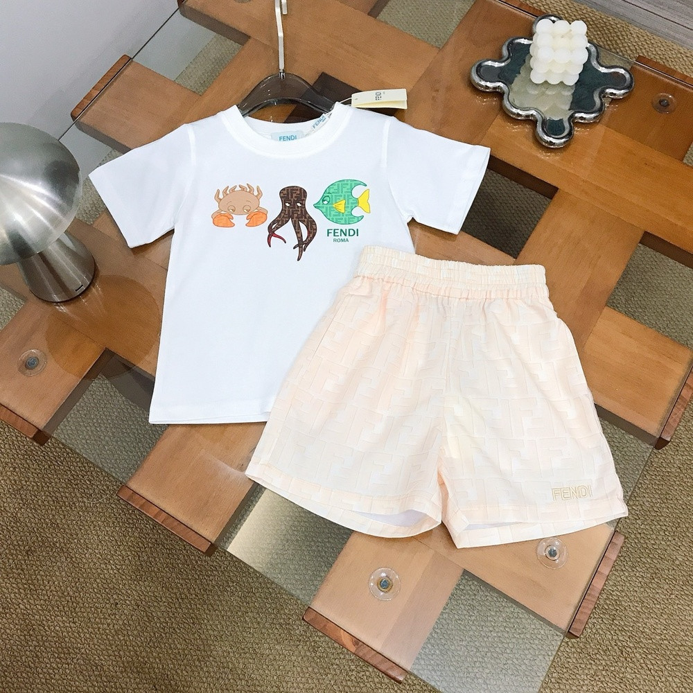 펜디 반팔 티셔츠와 비치 쇼츠 세트