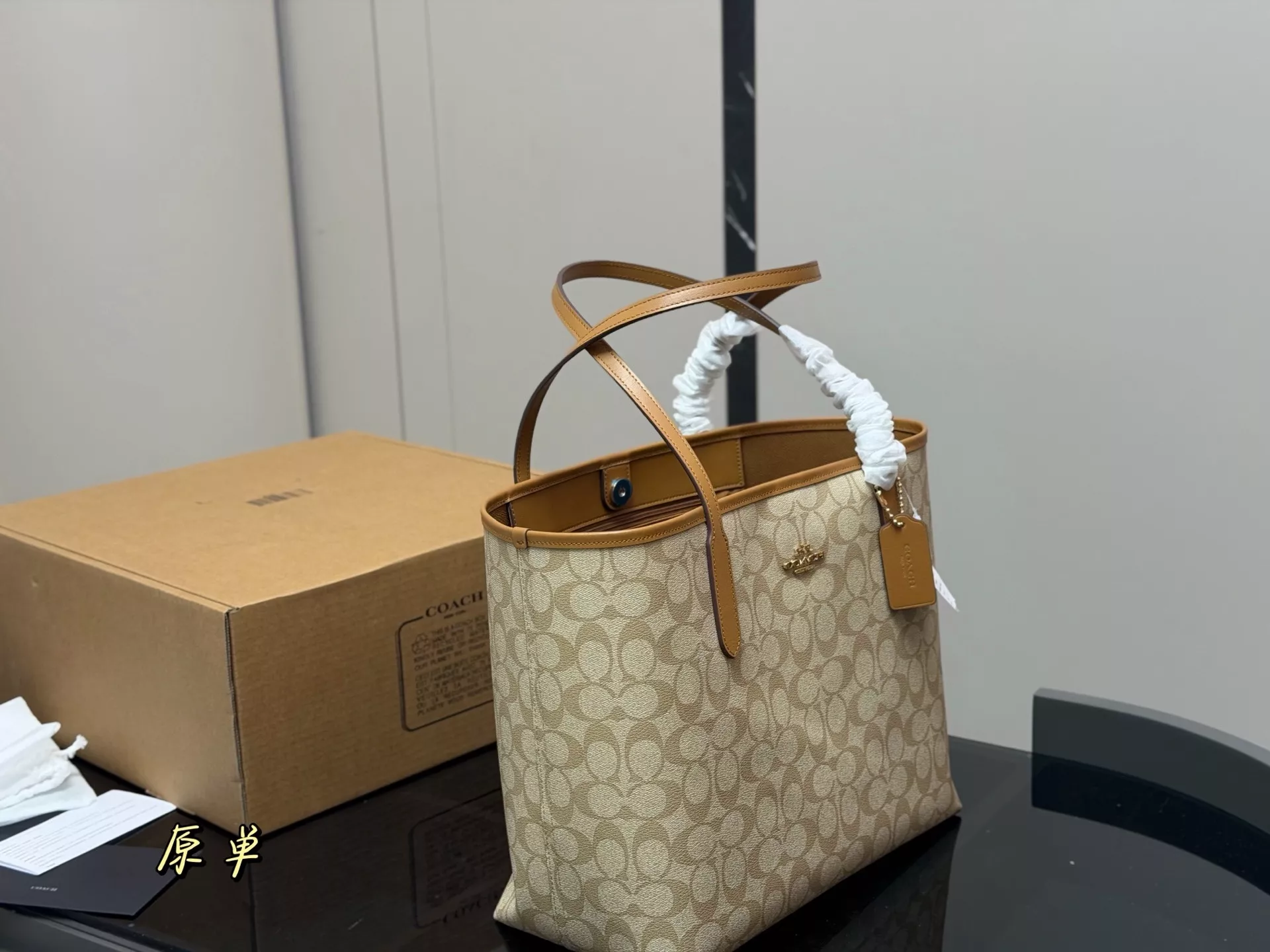 코치 클래식 로고 쇼핑백 스타일 가방 상세 이미지 5