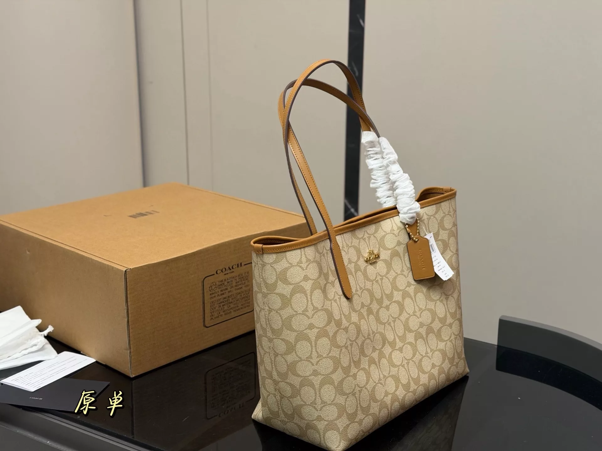 코치 클래식 로고 쇼핑백 스타일 가방 상세 이미지 2