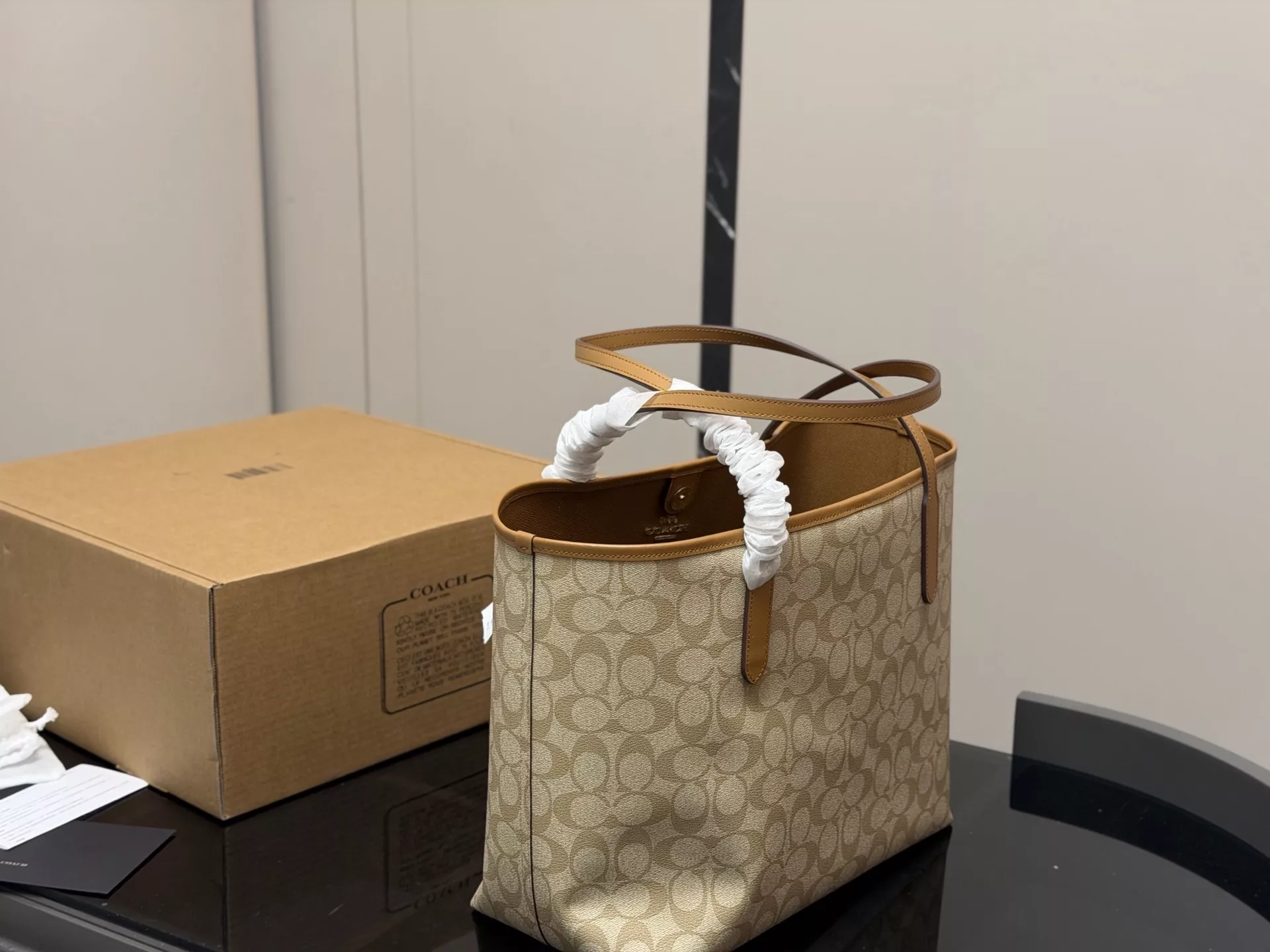 코치 클래식 로고 쇼핑백 스타일 가방 상세 이미지 8