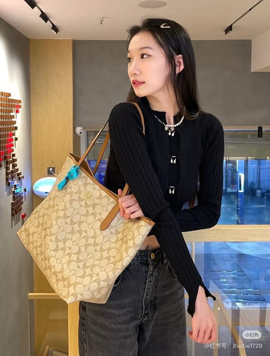 코치 클래식 로고 쇼핑백 스타일 가방 상세 이미지 11