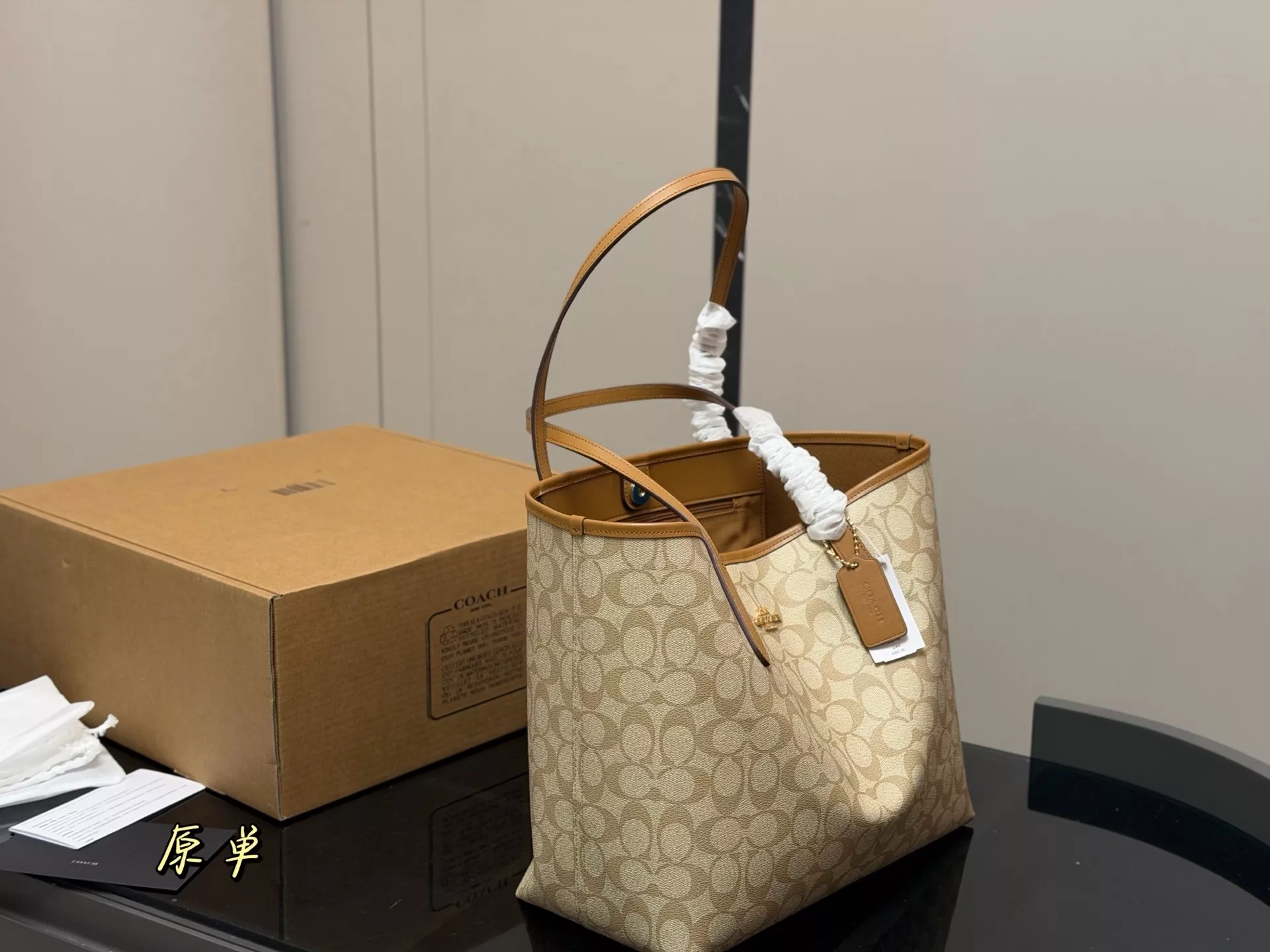 코치 클래식 로고 쇼핑백 스타일 가방 상세 이미지 1