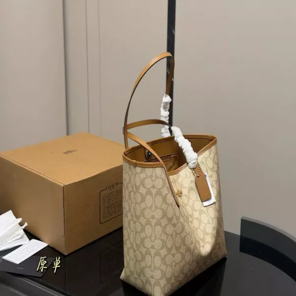 코치 클래식 로고 쇼핑백 스타일 가방