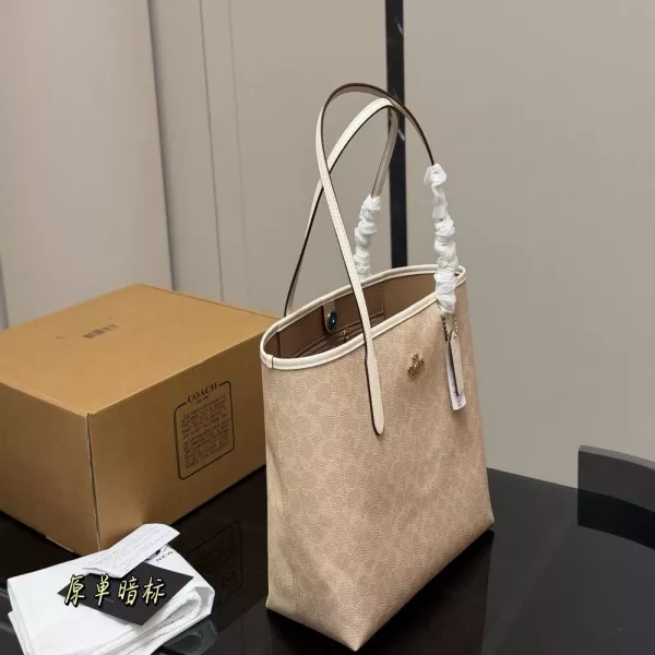 코치 클래식 로고 쇼핑백 스타일 가방