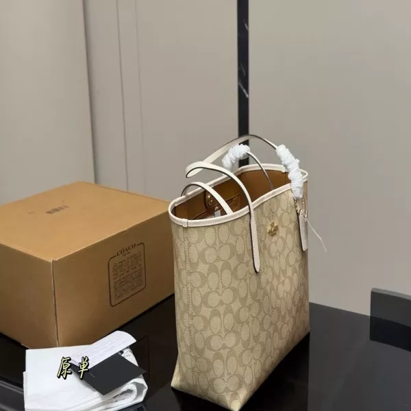 코치 클래식 로고 쇼핑백 스타일 가방
