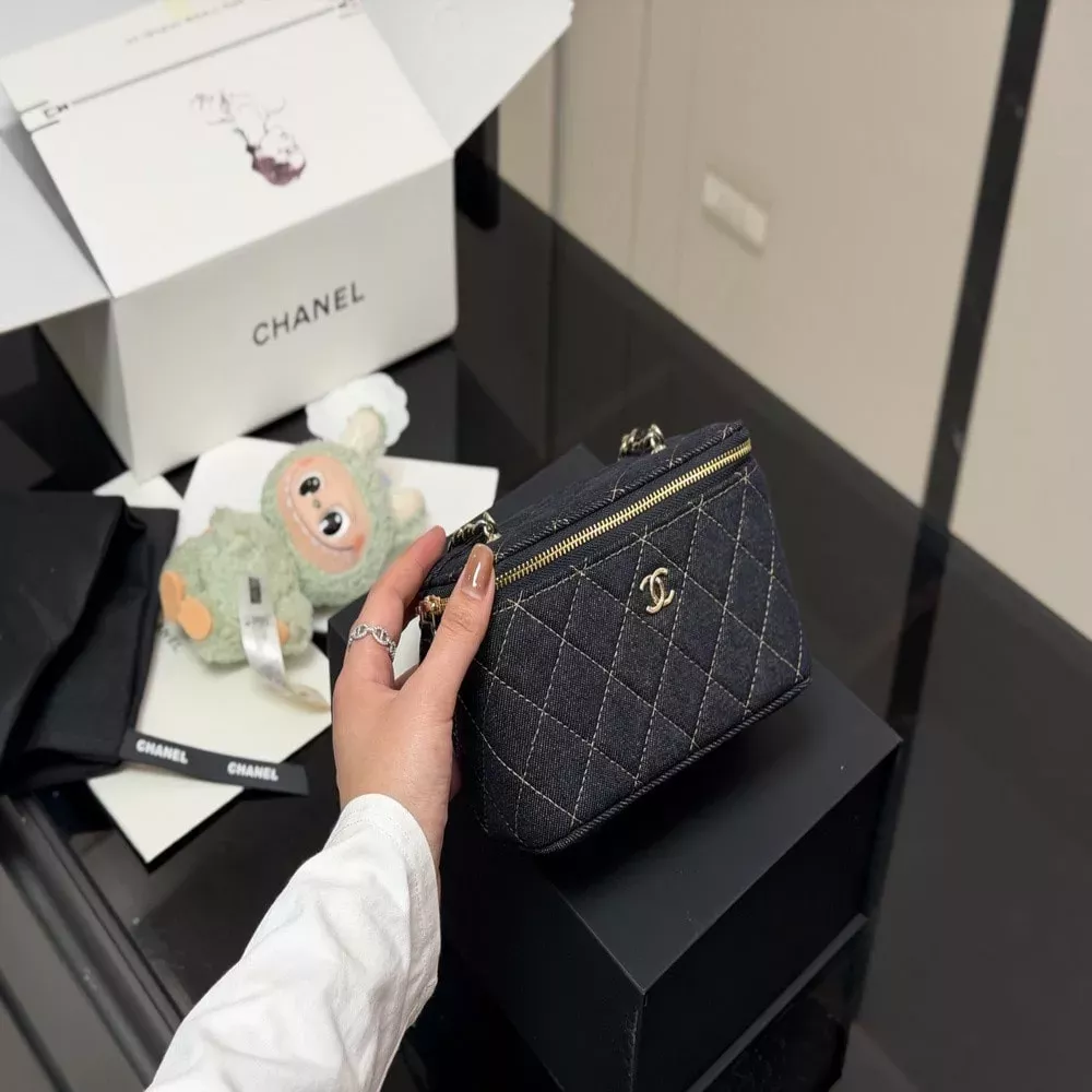 샤넬 금장 볼 장식 체인 코스메틱 케이스