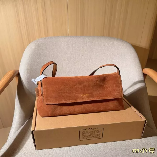 코치 스웨이드 플랩 숄더백