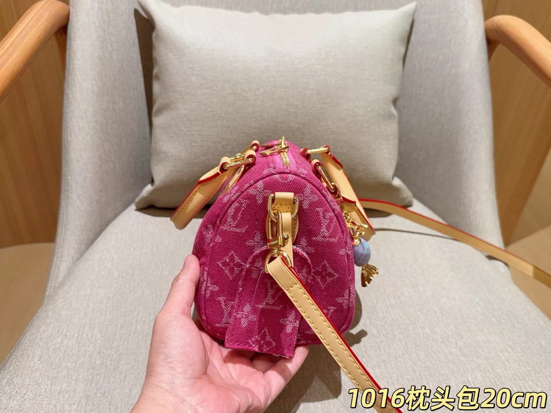 루이비통 데님 스피디 쿠션 쉐입 백 상세 이미지 5