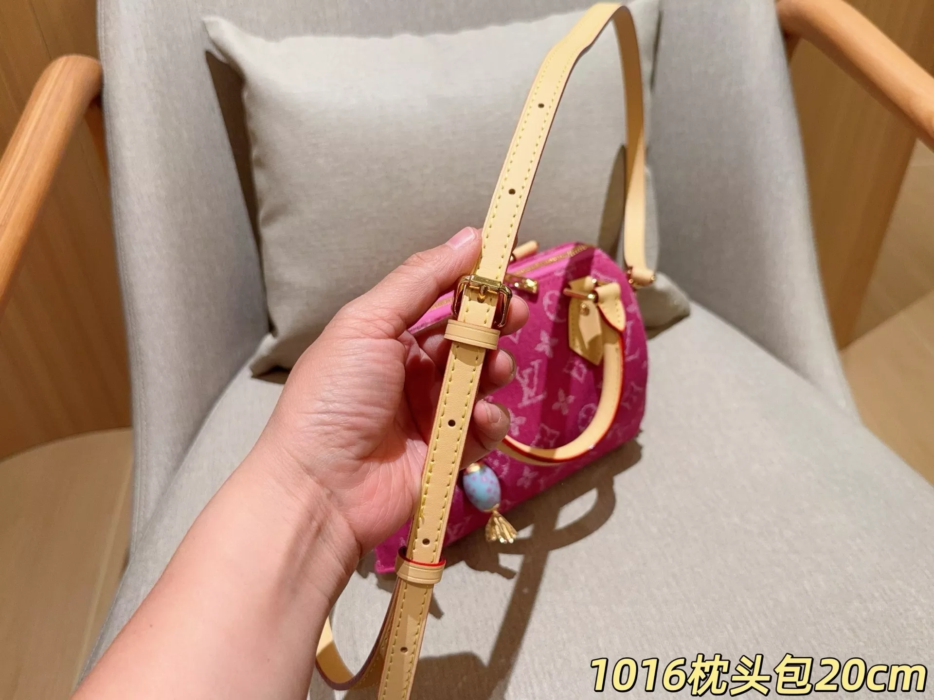 루이비통 데님 스피디 쿠션 쉐입 백 상세 이미지 8