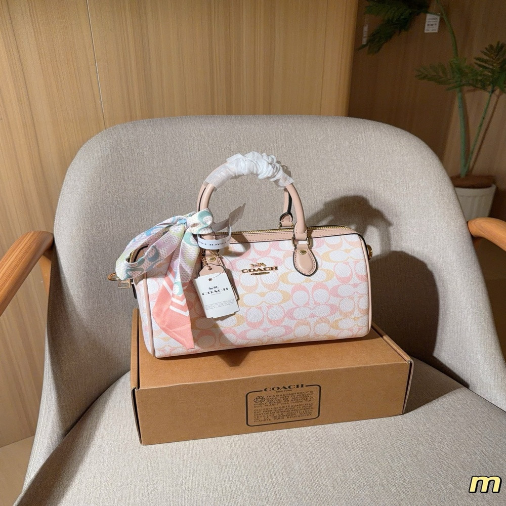 코치 신상 필로우 스타일 보스턴 가방