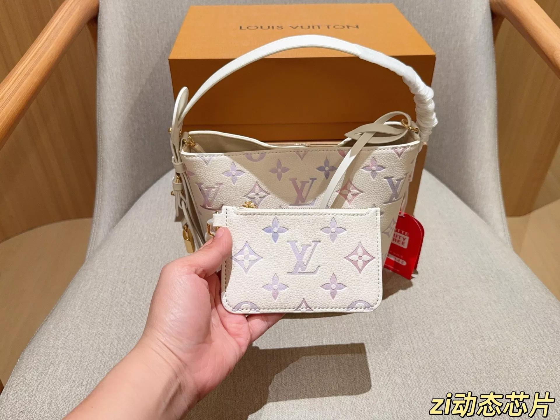 루이비통 그라데이션 컬러 포인트 올인 비비 백 상세 이미지 4