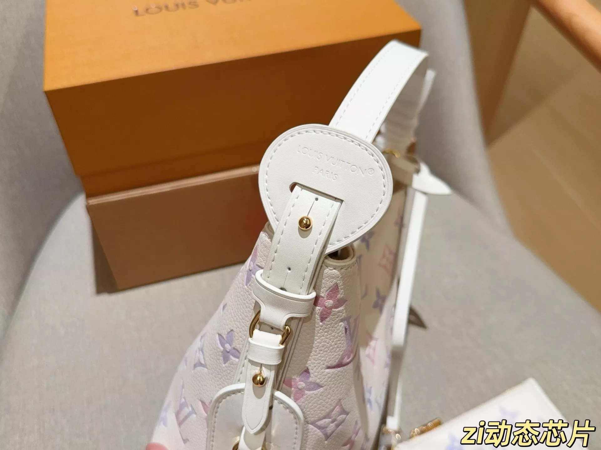 루이비통 그라데이션 컬러 포인트 올인 비비 백 상세 이미지 6
