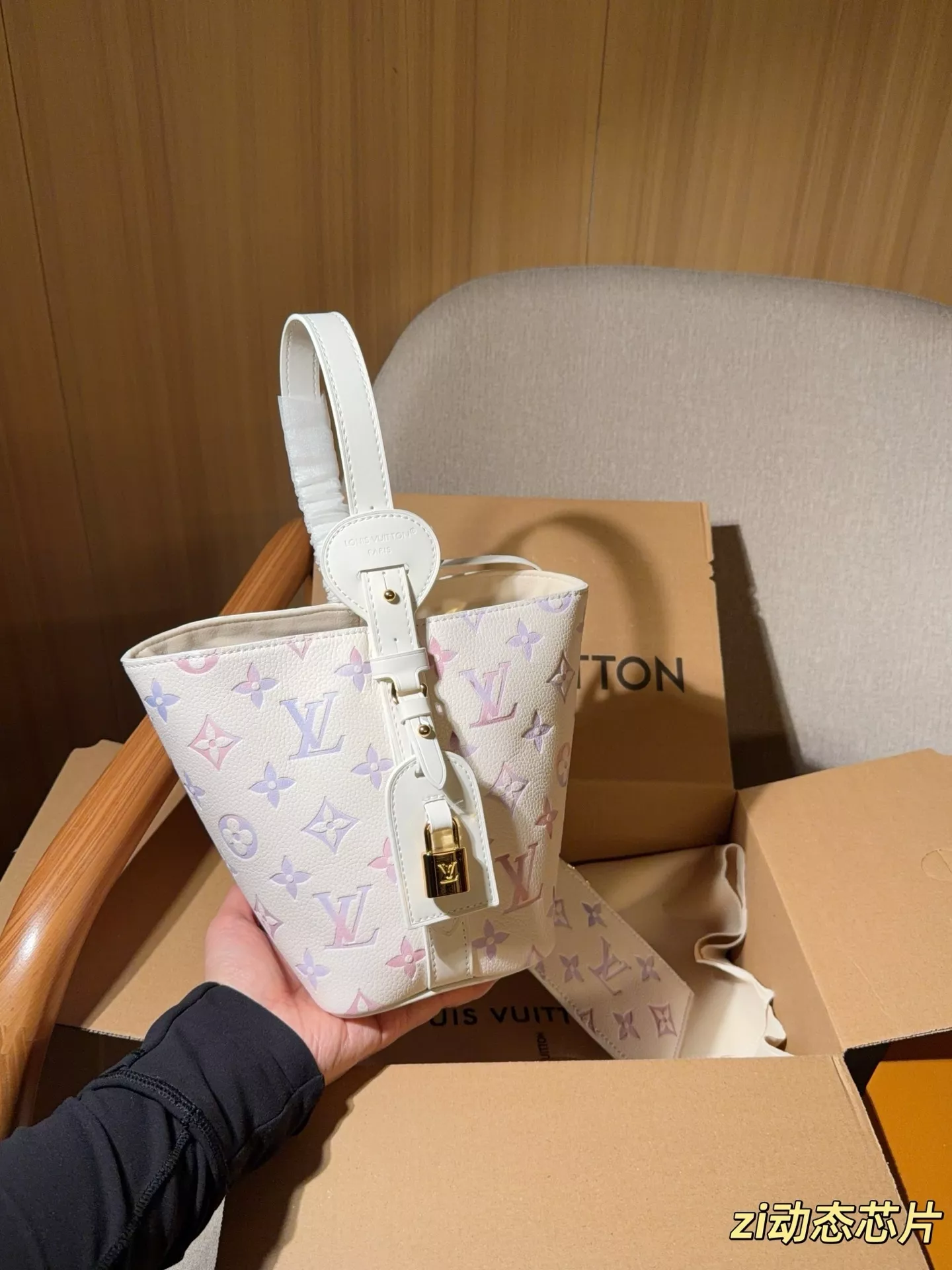 루이비통 그라데이션 컬러 포인트 올인 비비 백 상세 이미지 3