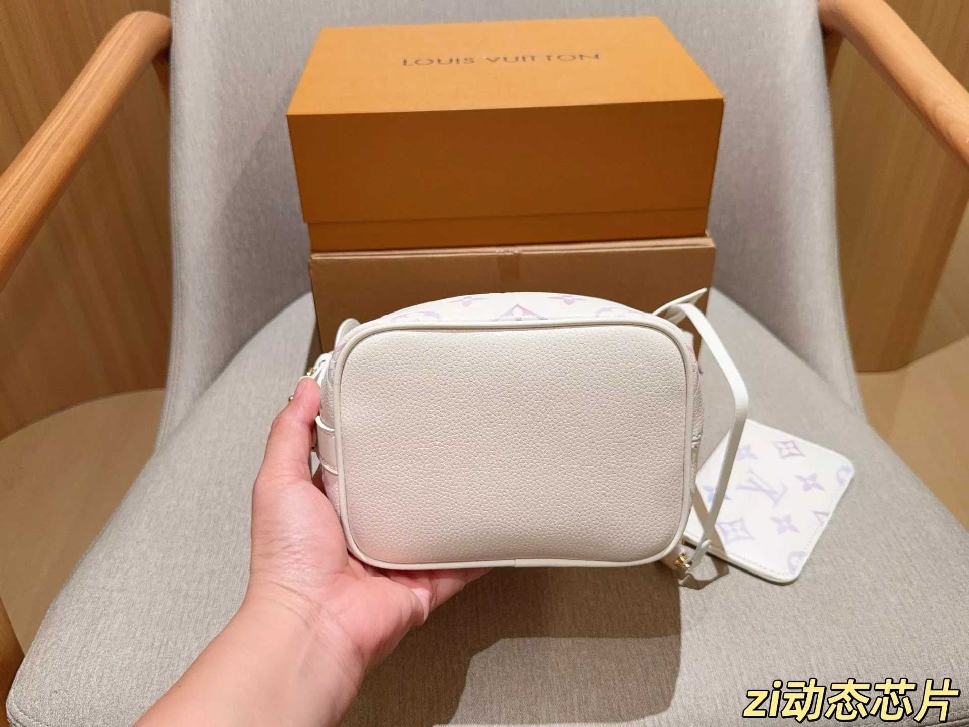 루이비통 그라데이션 컬러 포인트 올인 비비 백 상세 이미지 7