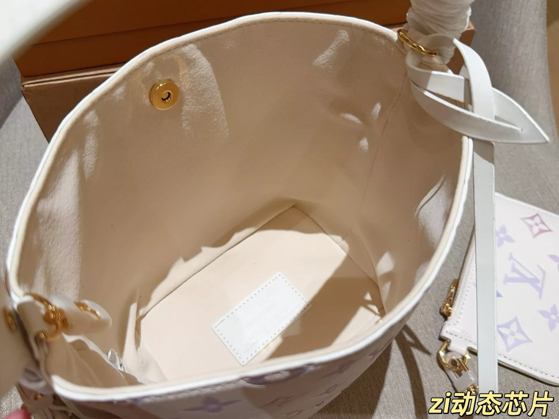 루이비통 그라데이션 컬러 포인트 올인 비비 백 상세 이미지 9