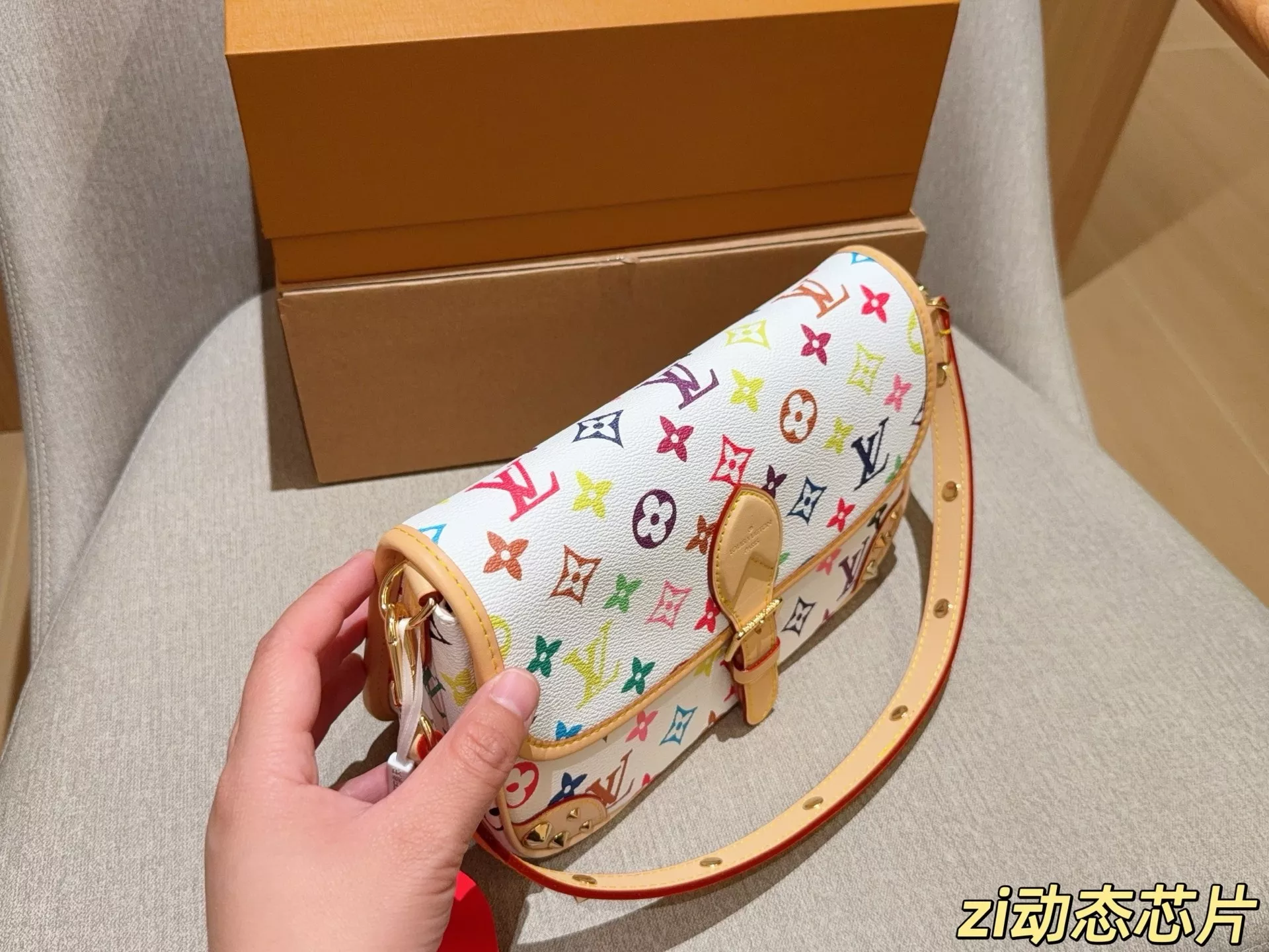 루이비통 무라카미 협업 화이트 멀티컬러 숄더백 상세 이미지 7