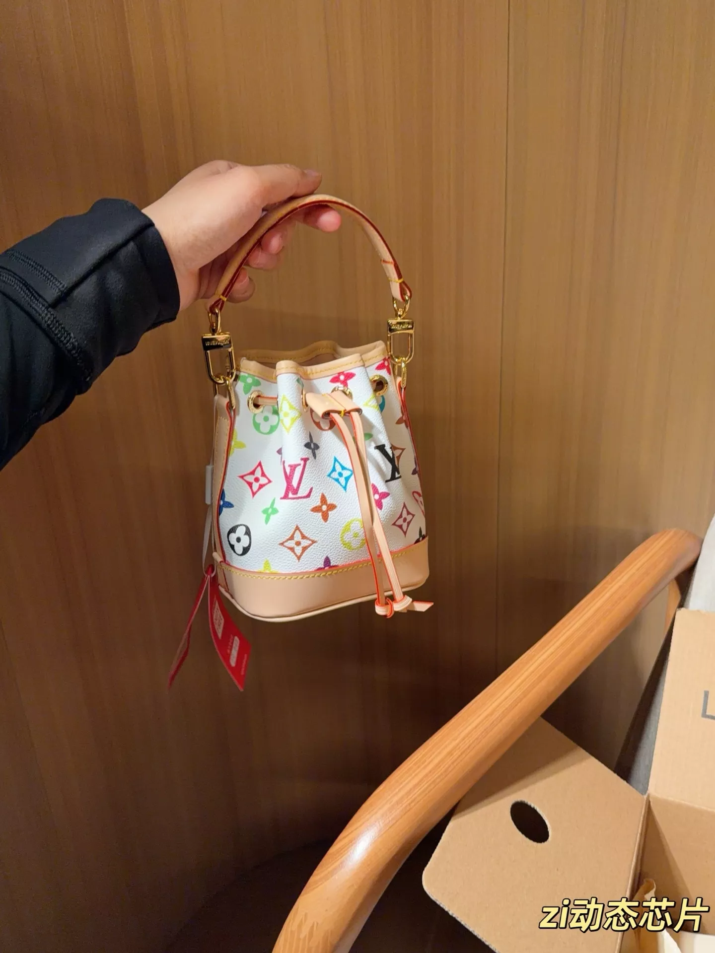 루이비통 미니 드로우스트링 버킷 스타일 백 상세 이미지 3
