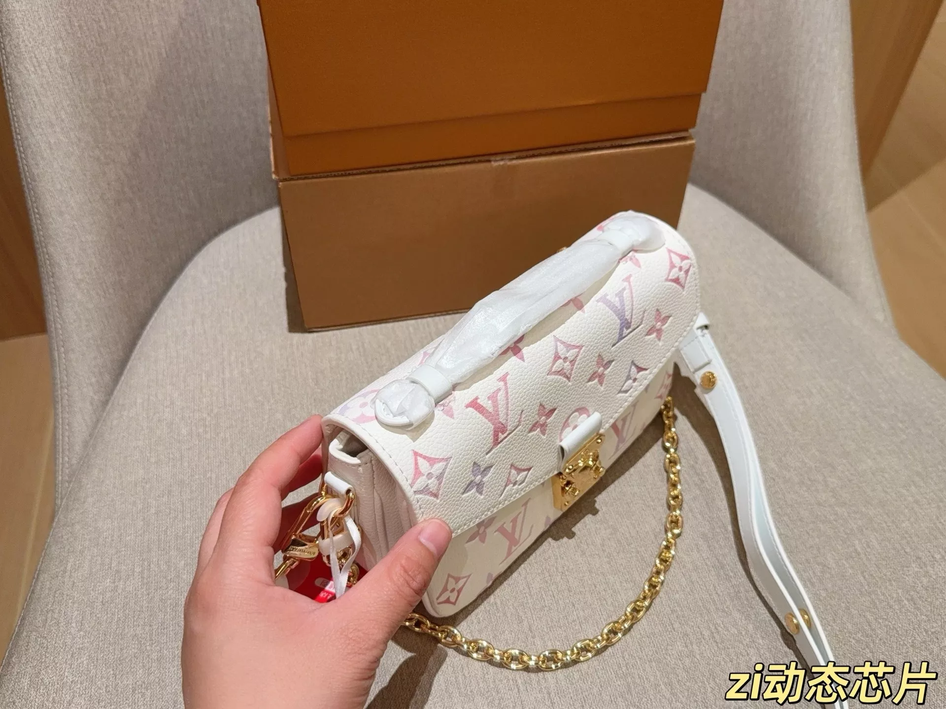루이비통 메티스 스몰 그라데이션 엠보스 백 상세 이미지 7