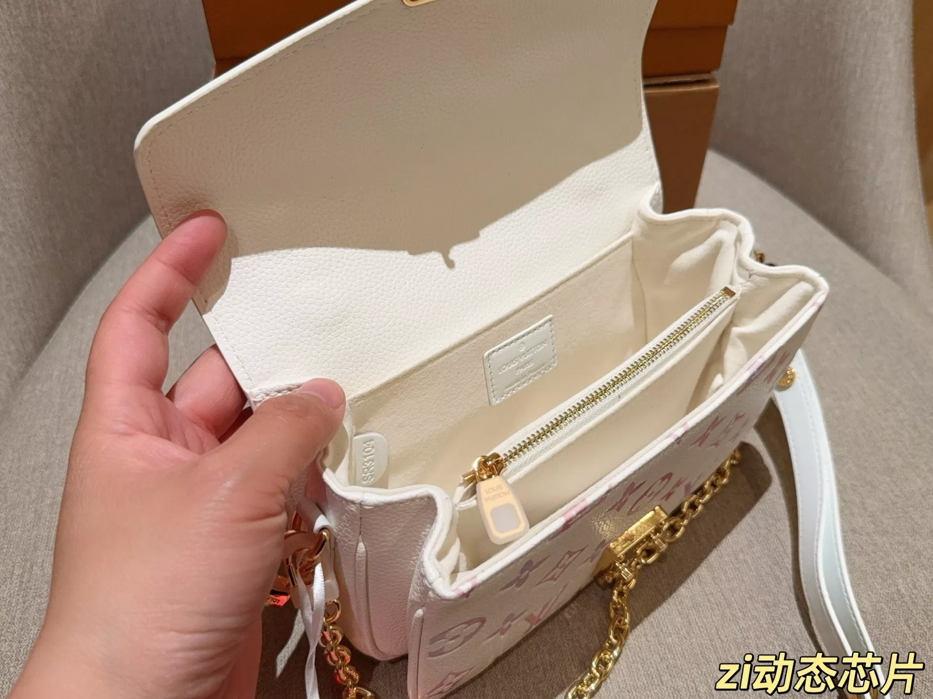 루이비통 메티스 스몰 그라데이션 엠보스 백 상세 이미지 9