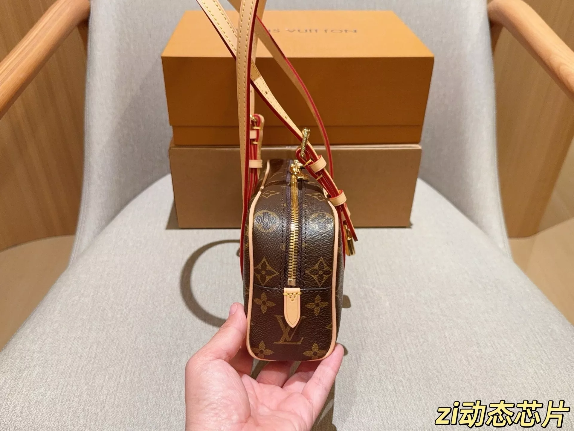 루이비통 행온 볼링 스타일 숄더백 상세 이미지 5