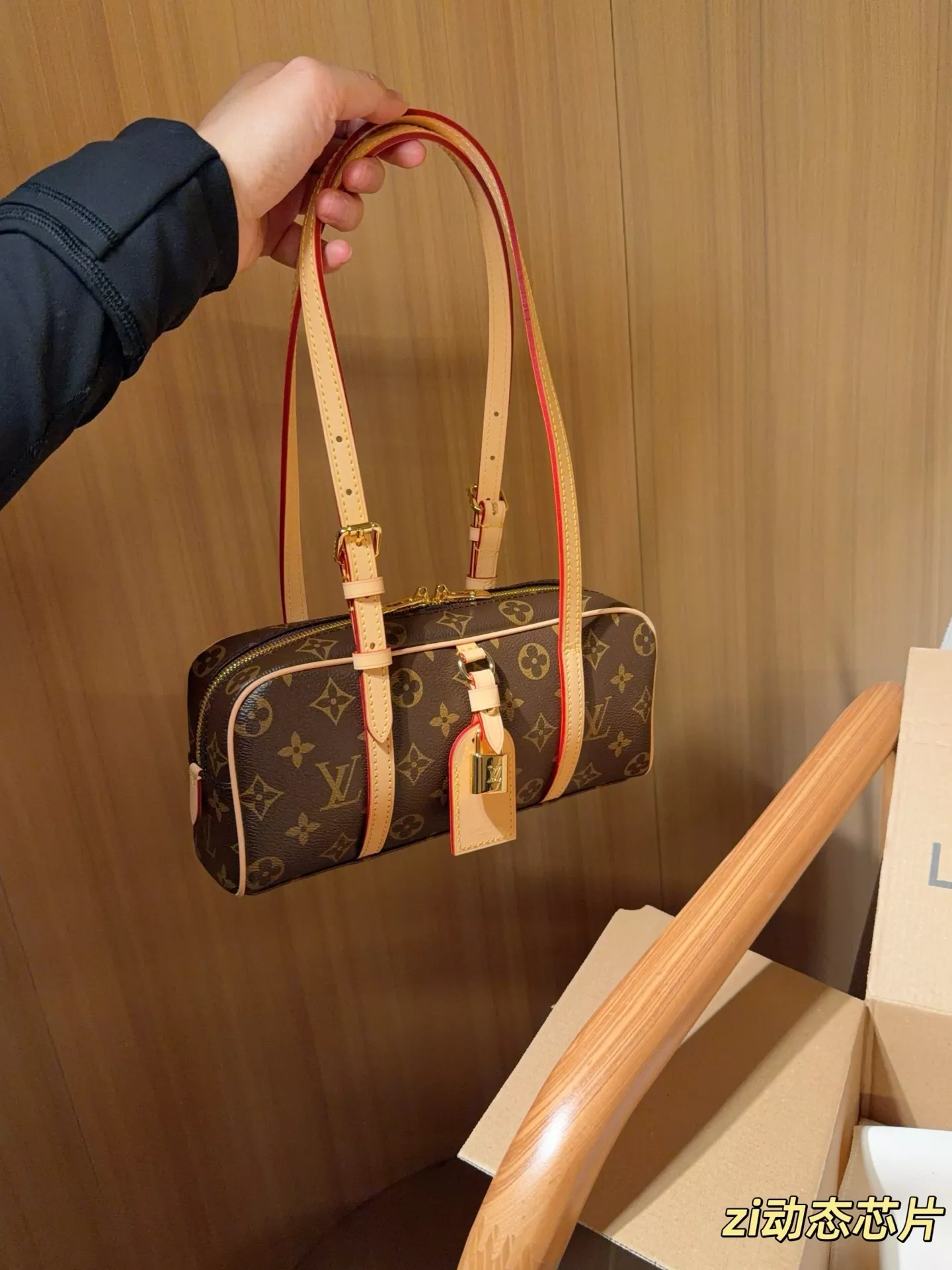 루이비통 행온 볼링 스타일 숄더백 상세 이미지 3