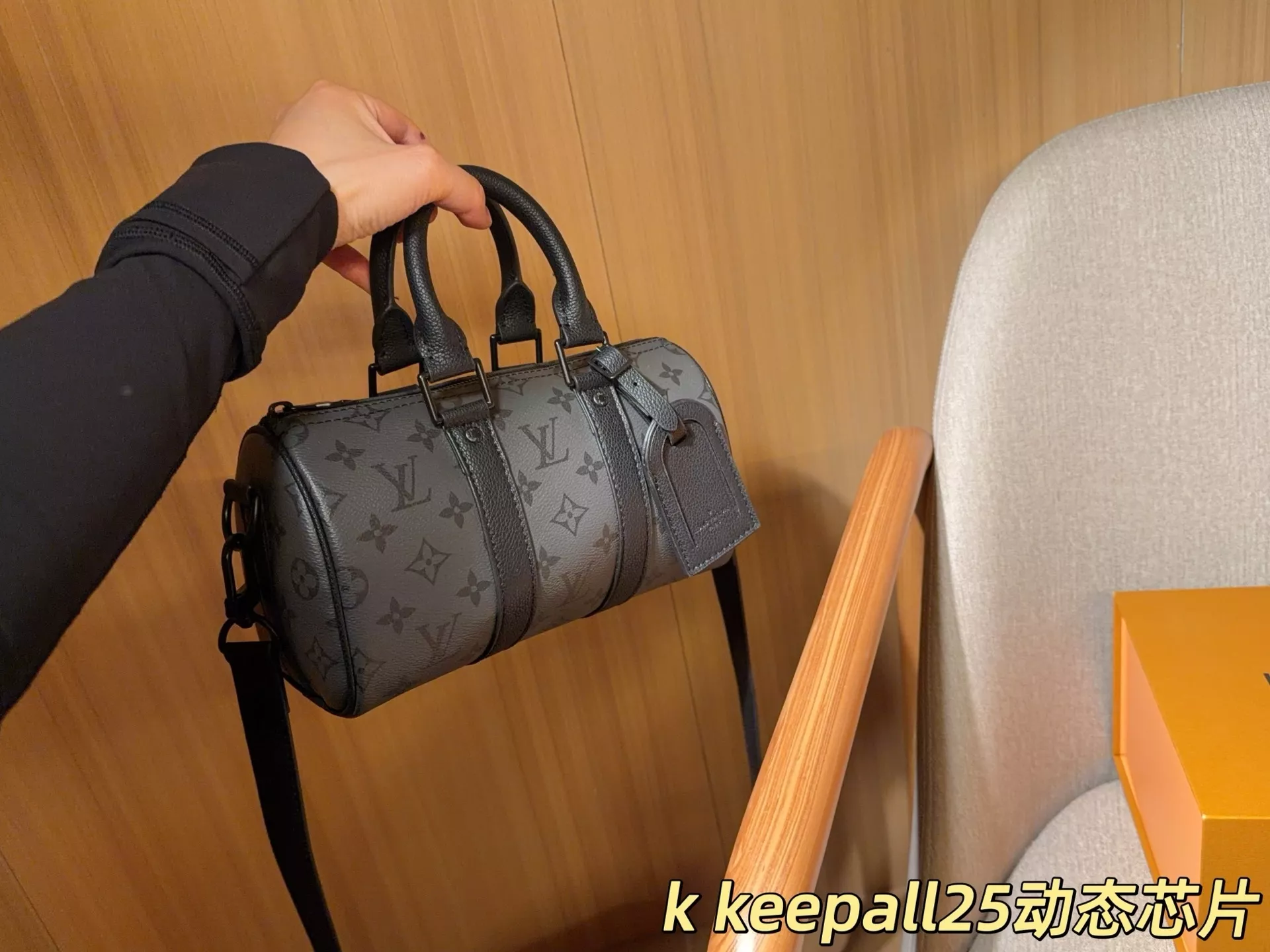 루이비통 키폴 25 배색 베개형 가방 상세 이미지 3